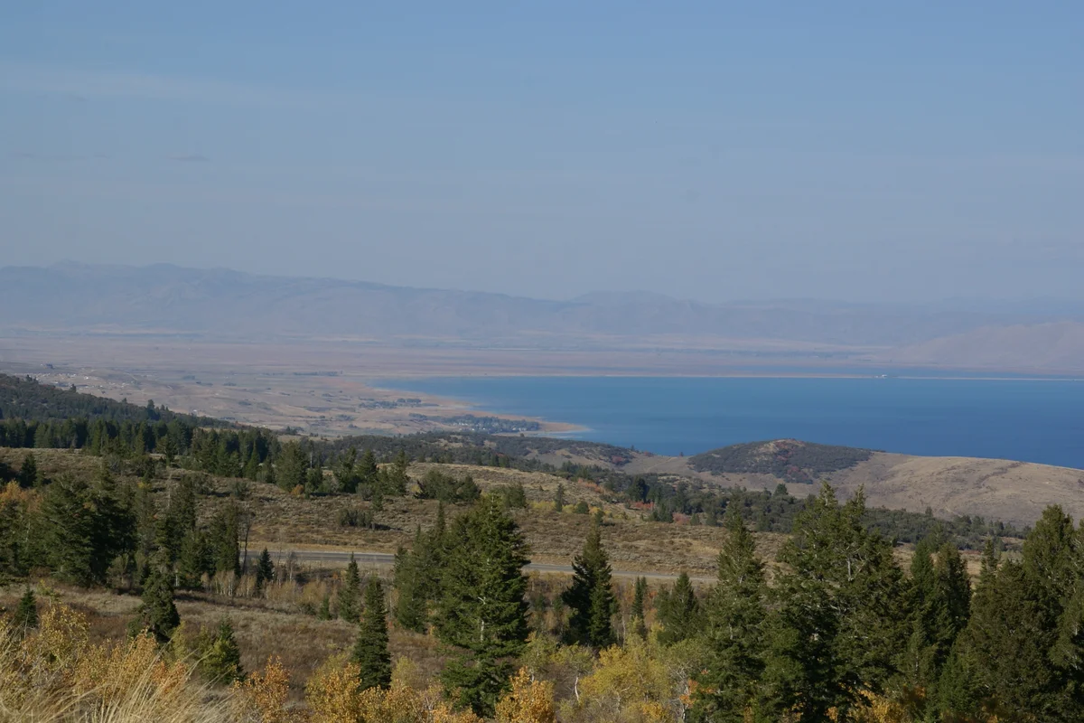 Bear Lake and shoreline from US-89 scenic overlook near Garden City